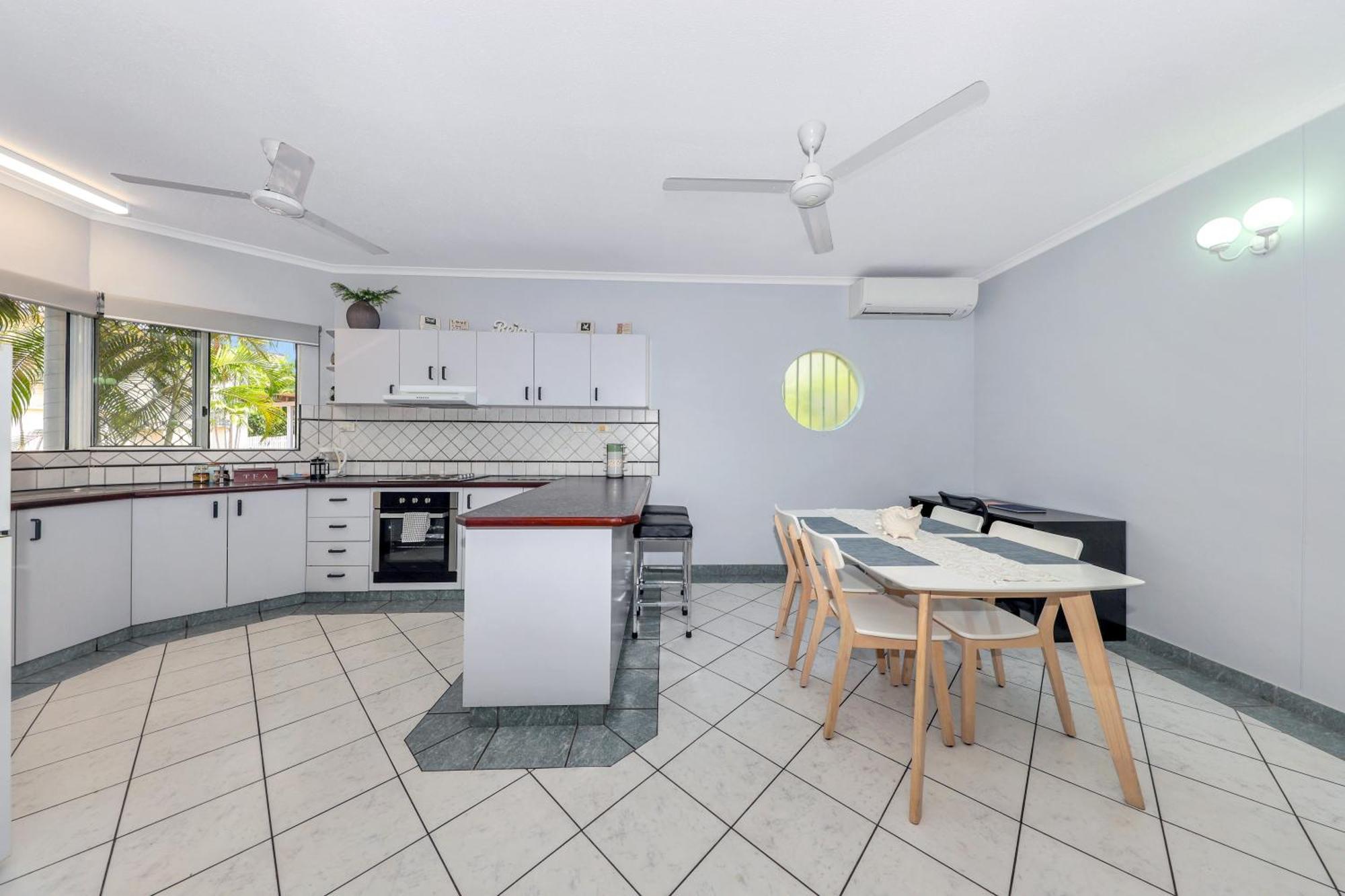Foreshore Getaway - Mckay Gardens Apartment Nightcliff